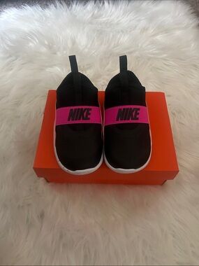 New in box pink and black nike flex runnner size 8